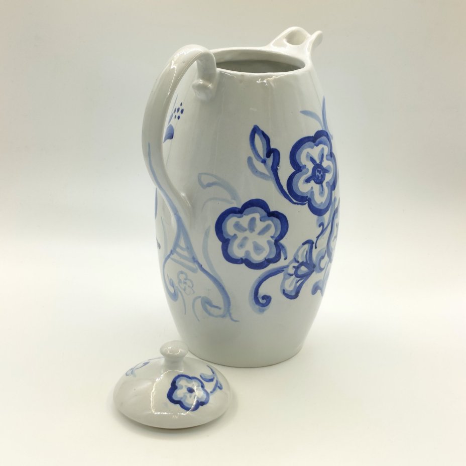 Кувшин с цветочным декором