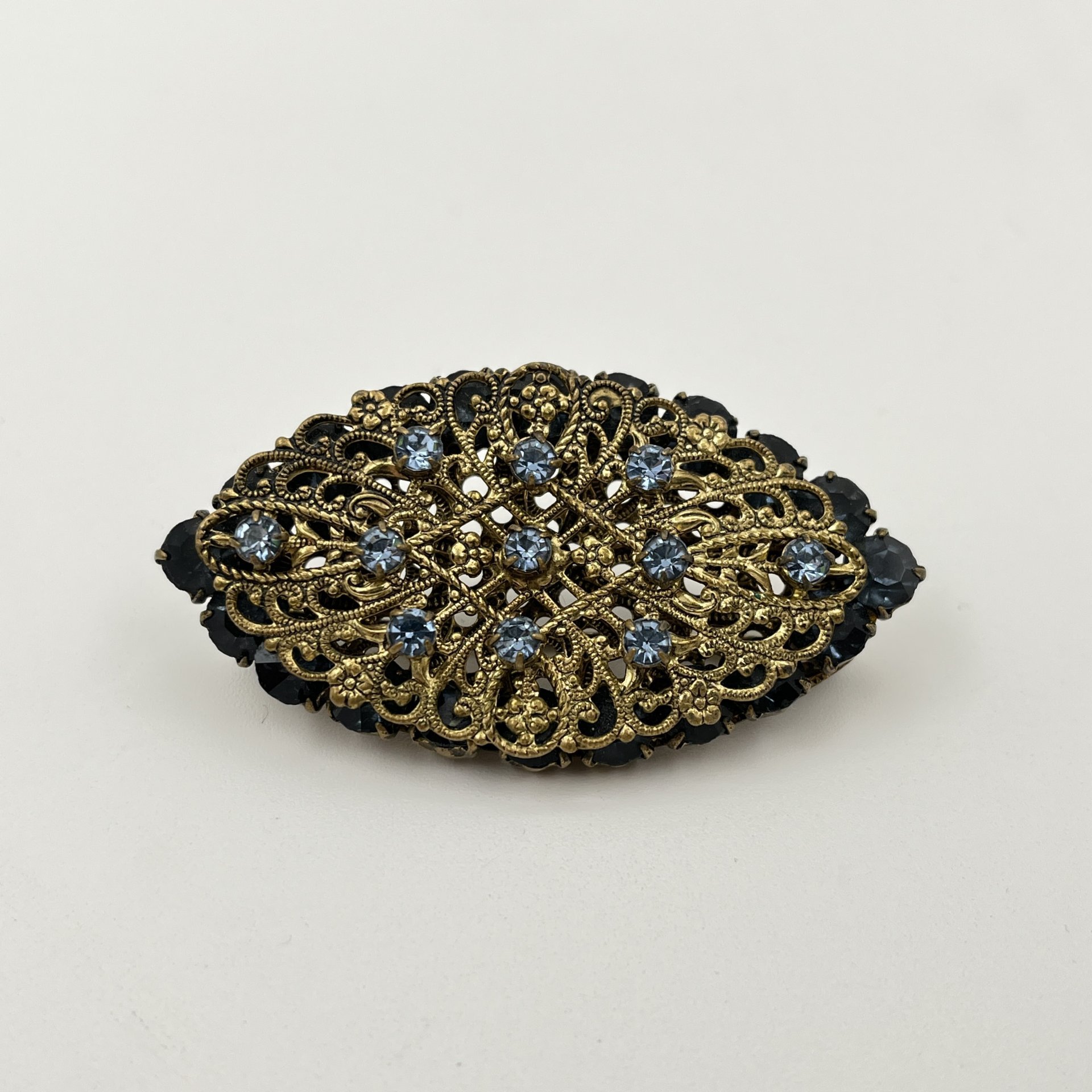 Брошь винтажная овальной формы, со вставками голубого цвета, металл, золочение, стекло, Чехословакия, 1950-1960 гг.