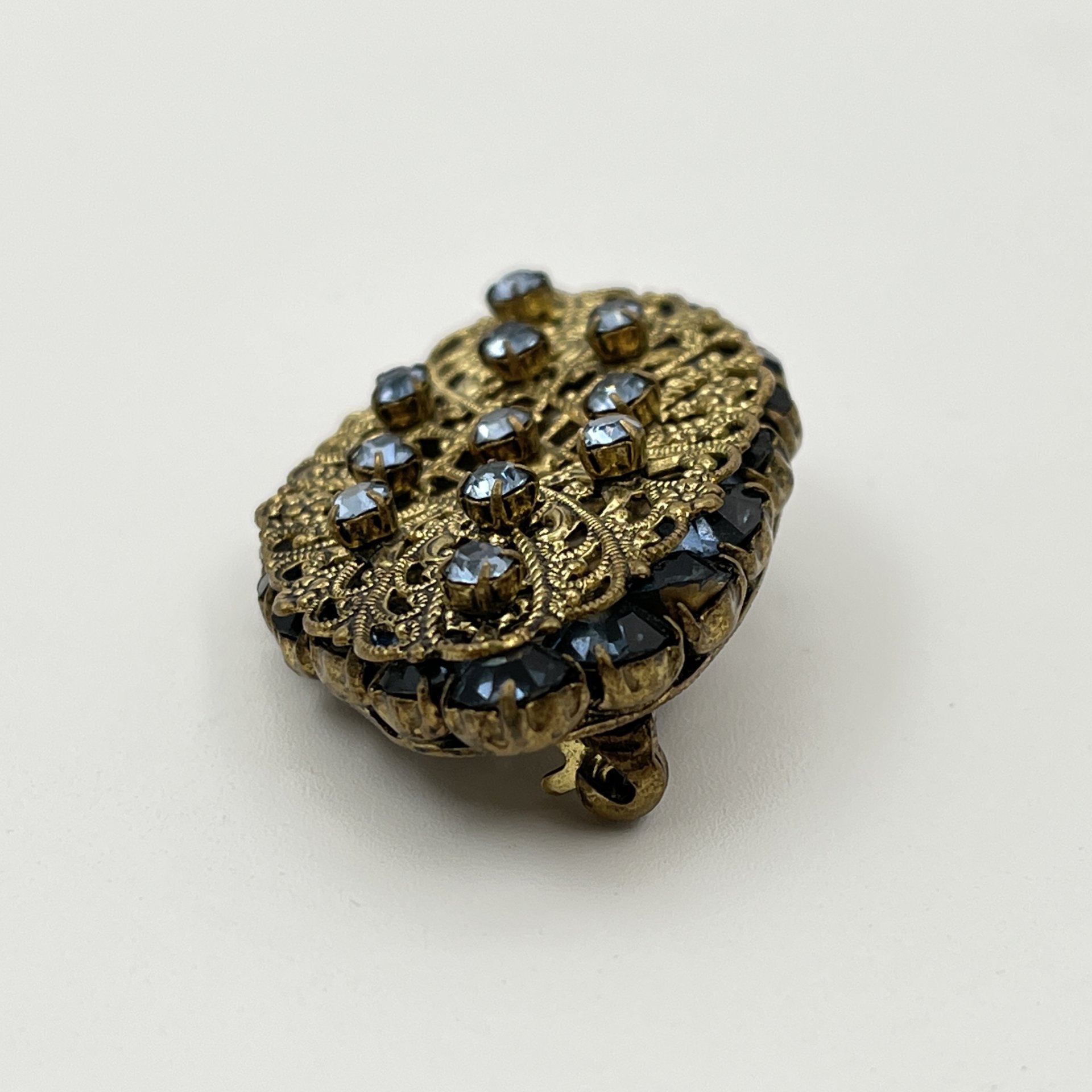 Брошь винтажная овальной формы, со вставками голубого цвета, металл, золочение, стекло, Чехословакия, 1950-1960 гг.