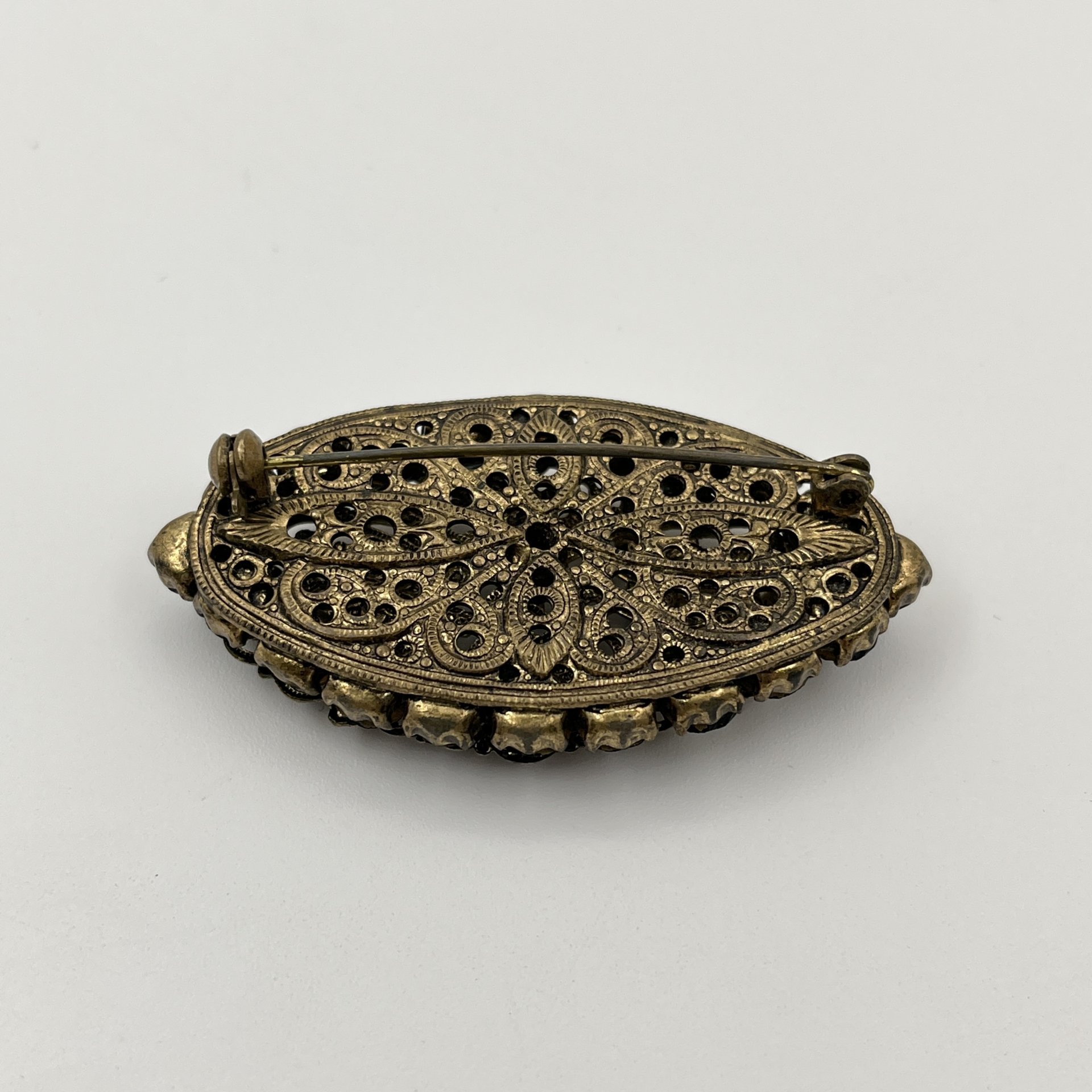 Брошь винтажная овальной формы, со вставками голубого цвета, металл, золочение, стекло, Чехословакия, 1950-1960 гг.