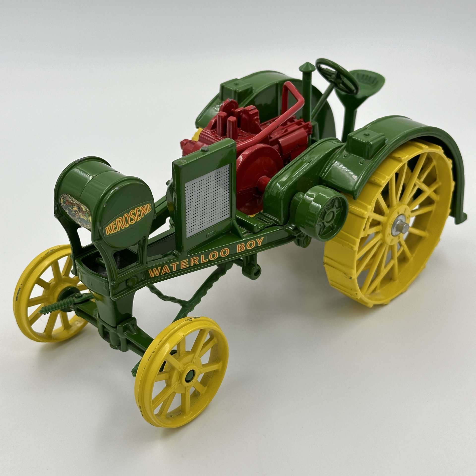 Игрушка в виде модели сельскохозяйственной машины John Deere R. Waterloo Boy 1915 года