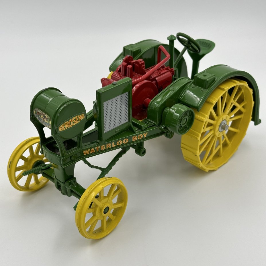 Игрушка в виде модели сельскохозяйственной машины John Deere R. Waterloo Boy 1915 года