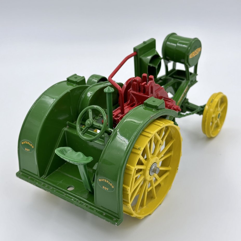 Игрушка в виде модели сельскохозяйственной машины John Deere R. Waterloo Boy 1915 года