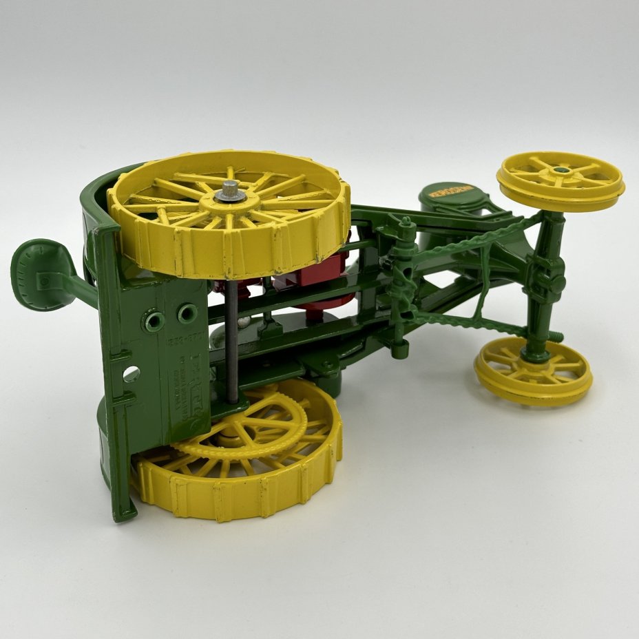 Игрушка в виде модели сельскохозяйственной машины John Deere R. Waterloo Boy 1915 года