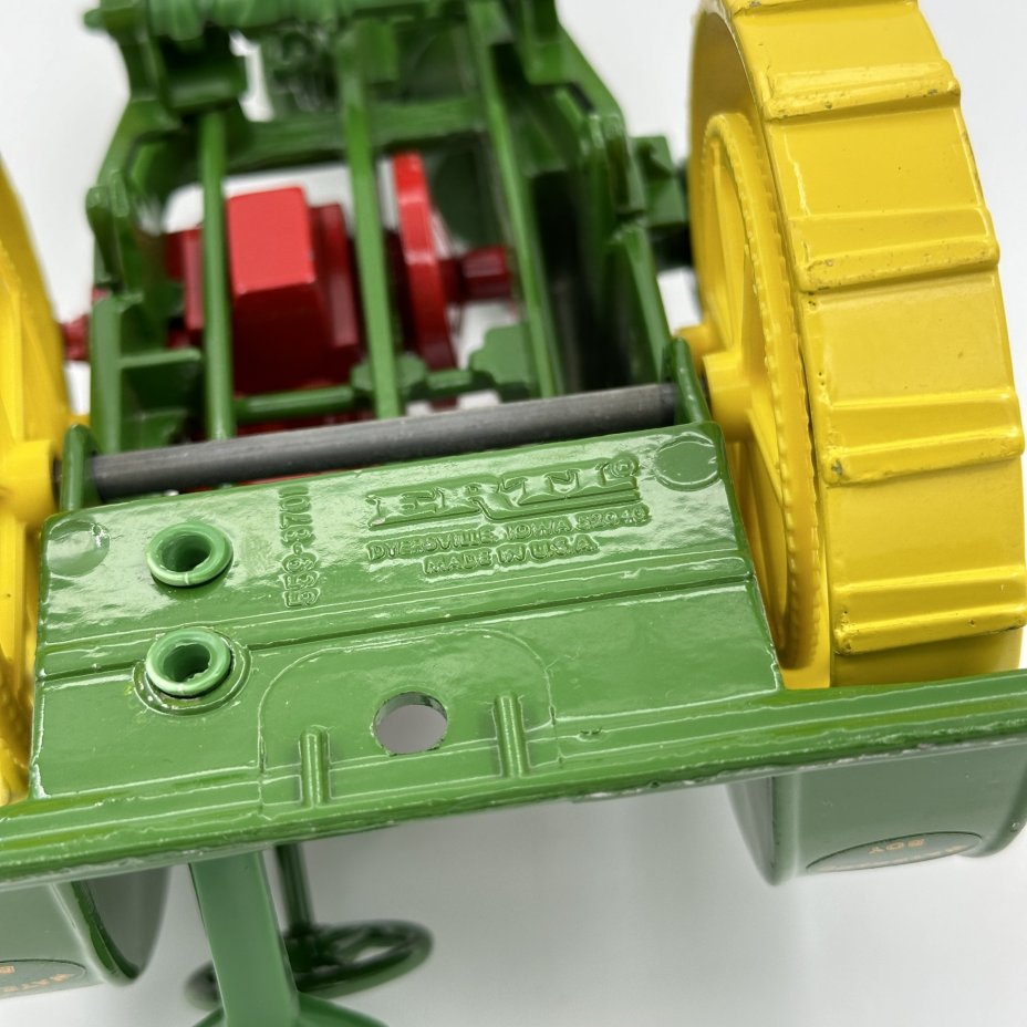 Игрушка в виде модели сельскохозяйственной машины John Deere R. Waterloo Boy 1915 года