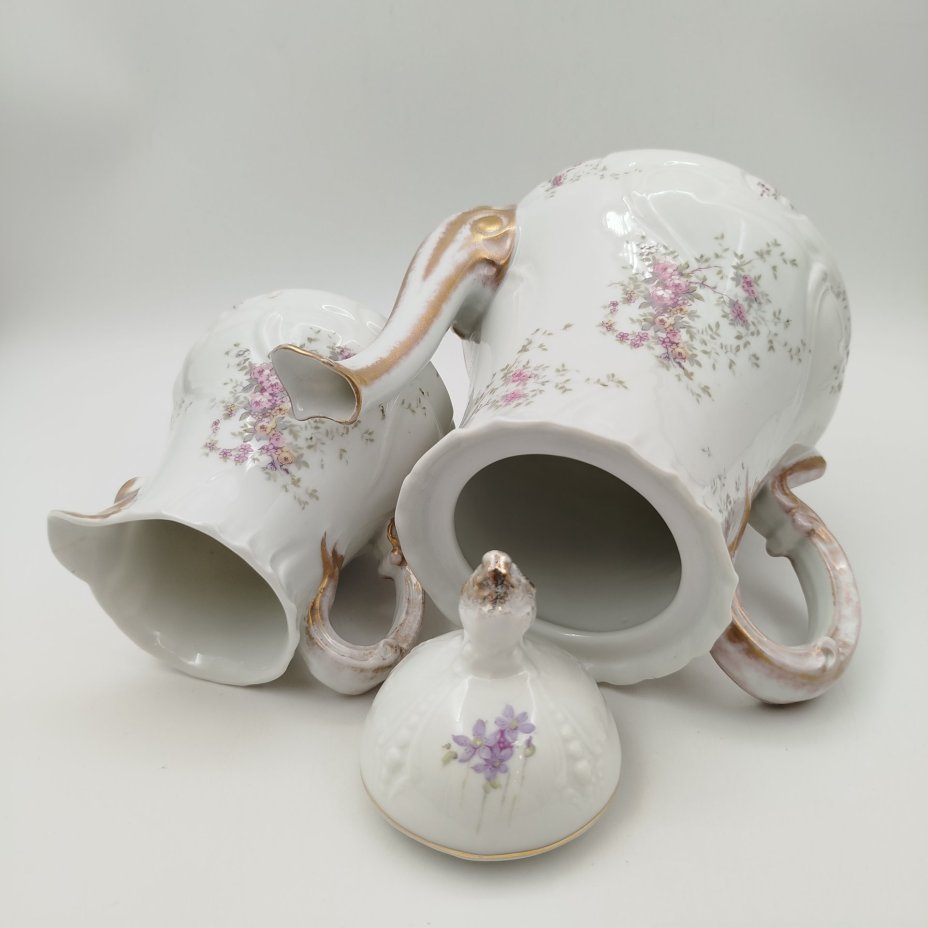(На фото) Кофейный сервиз с цветочным рельефным декором на 2 персоны, W. Guérin & Cie, фарфор, деколь, золочение, Limoges, Франция, 1900-1932 гг.