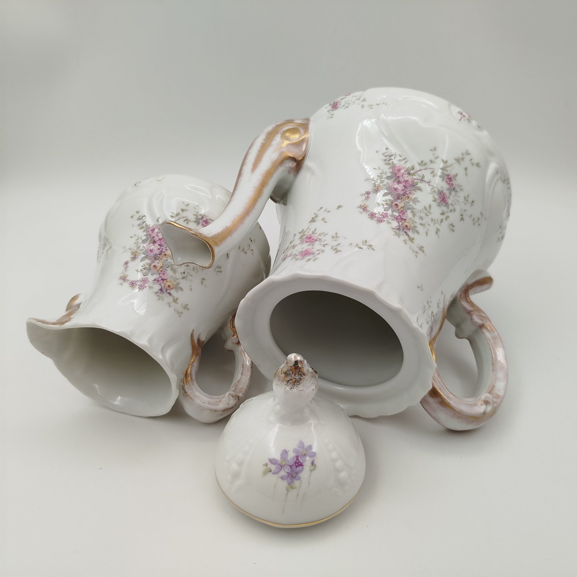 (На фото) Кофейный сервиз с цветочным рельефным декором на 2 персоны, W. Guérin & Cie, фарфор, деколь, золочение, Limoges, Франция, 1900-1932 гг.