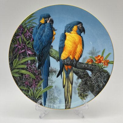 Тарелка декоративная настенная "Синегорлые ара" из коллекции "Хрупкий рай", фарфор, деколь, Wedgwood, Великобритания, 1962-1998 гг.