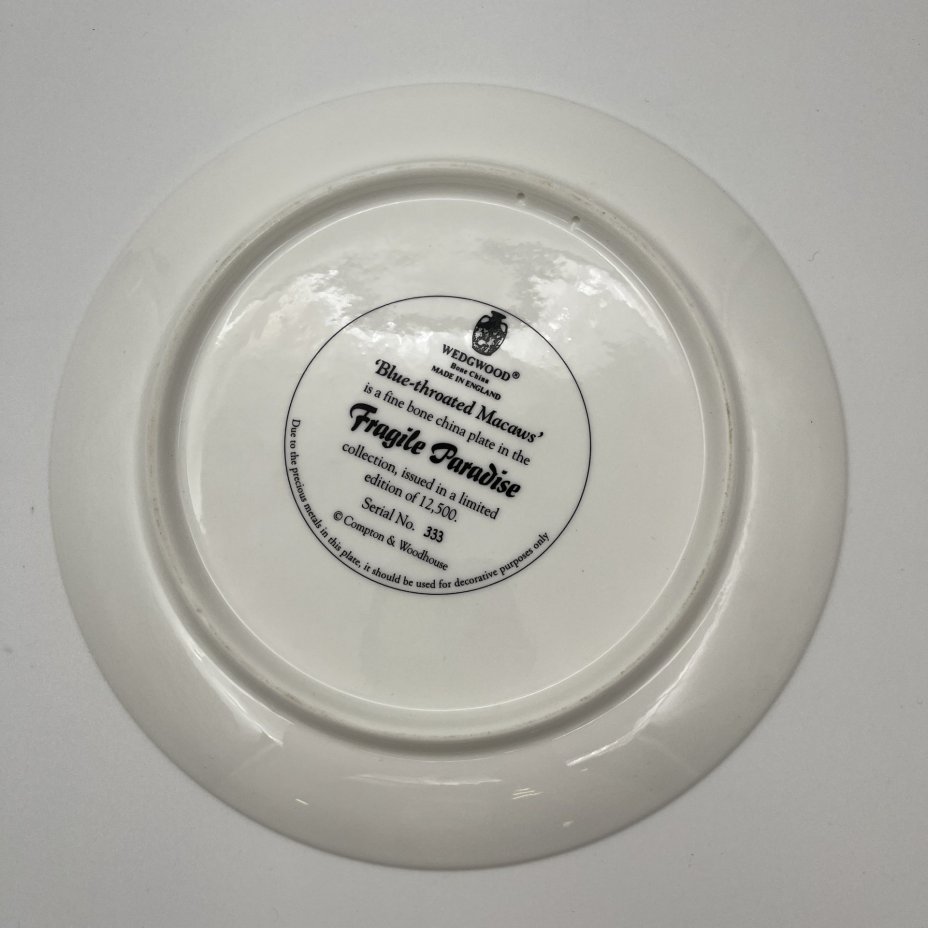 Тарелка декоративная настенная "Синегорлые ара" из коллекции "Хрупкий рай", фарфор, деколь, Wedgwood, Великобритания, 1962-1998 гг.