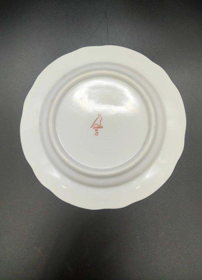 Тарелки десертные  (пирожковые) "Сирень", декорированные флористической деколью и золочением по ободку, Дулевский фарфоровый завод (Дулёво)