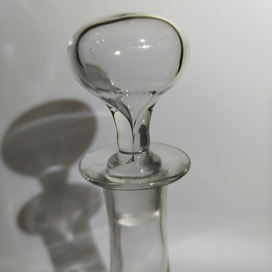 Штоф (графин) с плавно расширяющимся туловом