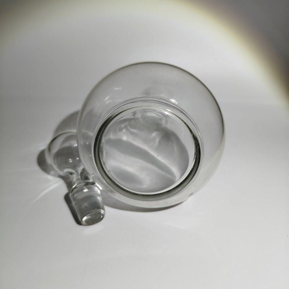 Штоф (графин) с плавно расширяющимся туловом