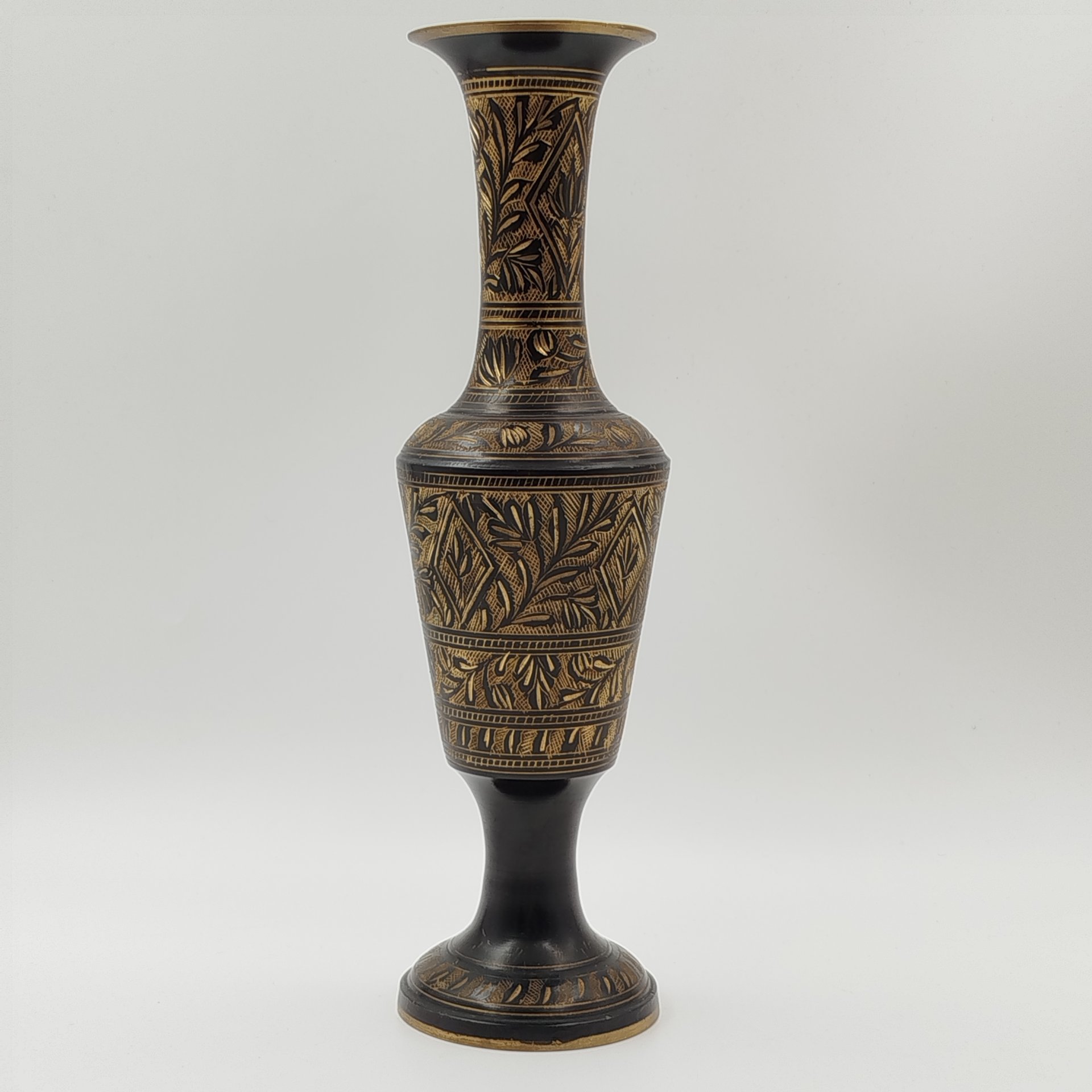 Ваза в восточном стиле, украшенная растительным декором, латунь, гравировка, Индия, 1970-1990 гг.