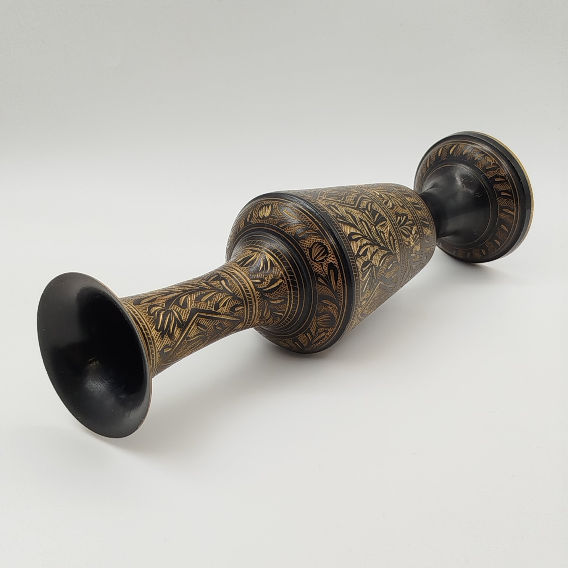 Ваза в восточном стиле, украшенная растительным декором, латунь, гравировка, Индия, 1970-1990 гг.