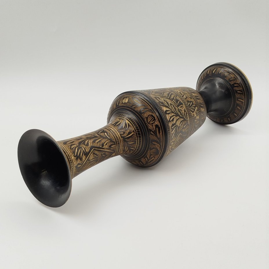 Ваза в восточном стиле, украшенная растительным декором