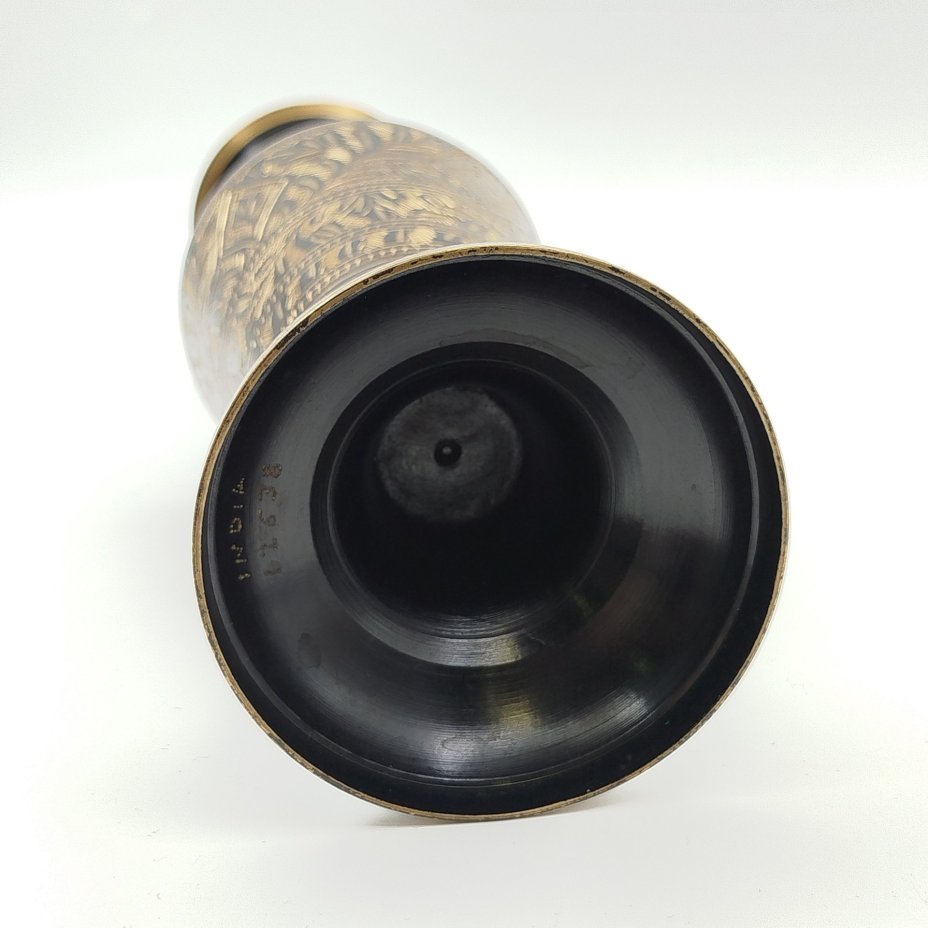 Ваза в восточном стиле, украшенная растительным декором