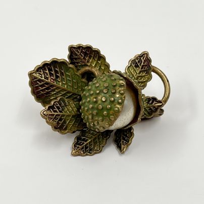 Брошь в виде желудя, обрамленного листьями, металл, пластик, Россия, 1990-2000 гг.