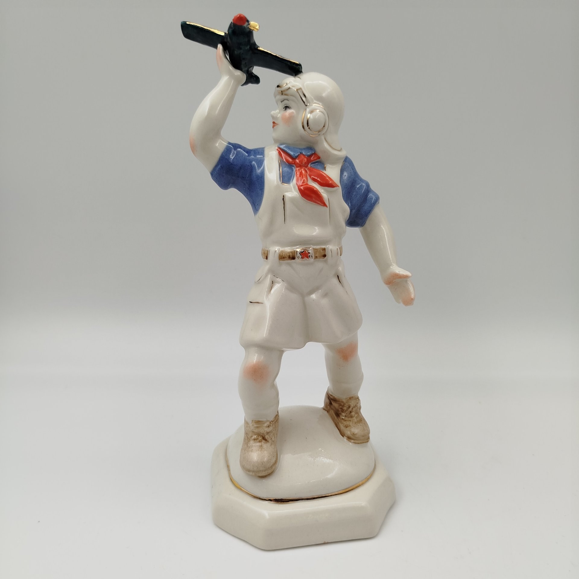 Статуэтка "Мечта", автор И. Макаренко, полуфарфор, роспись, золочение, СССР, 1970-1990 гг.