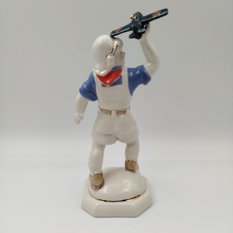 Статуэтка "Мечта", автор И. Макаренко, полуфарфор, роспись, золочение