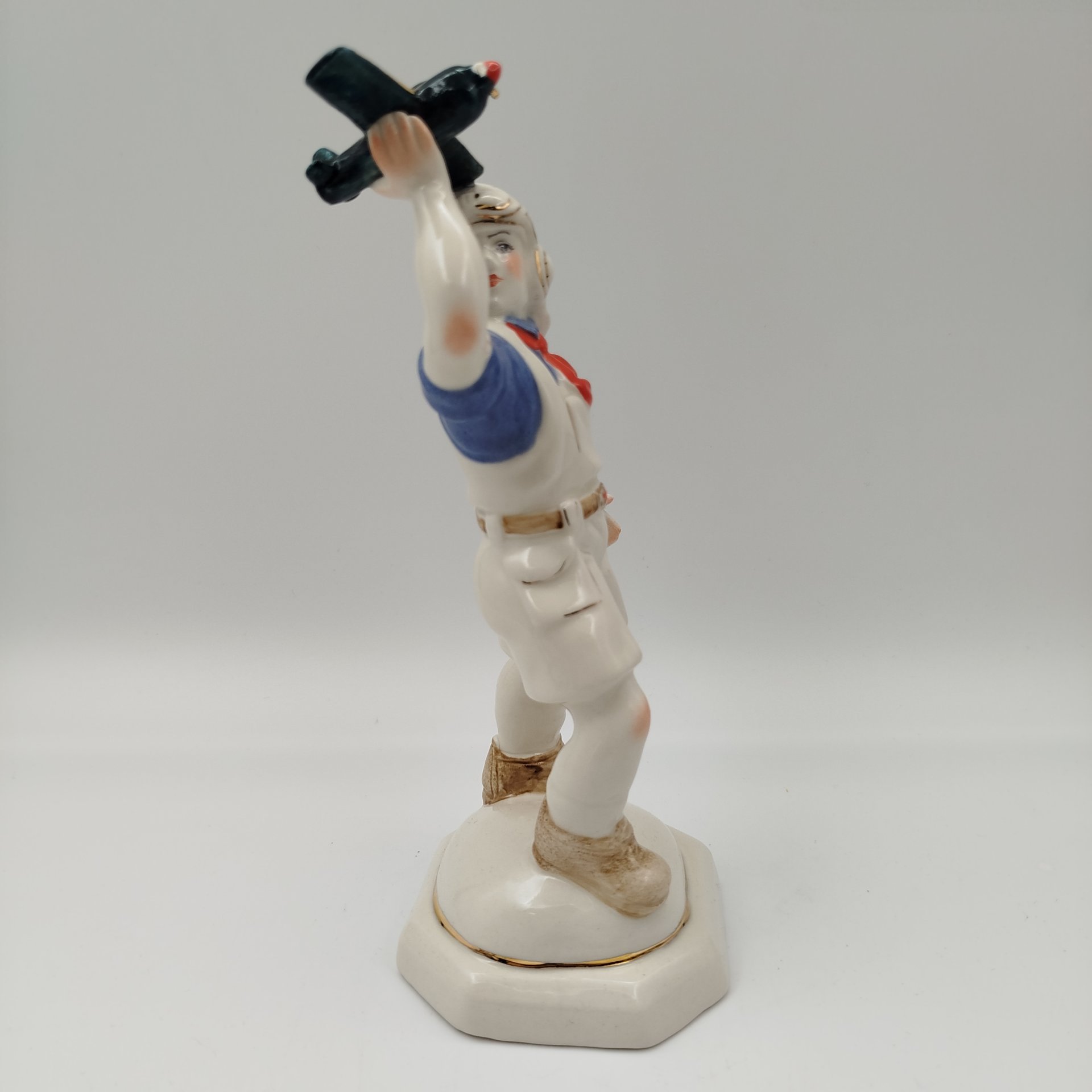 Статуэтка "Мечта", автор И. Макаренко, полуфарфор, роспись, золочение, СССР, 1970-1990 гг.