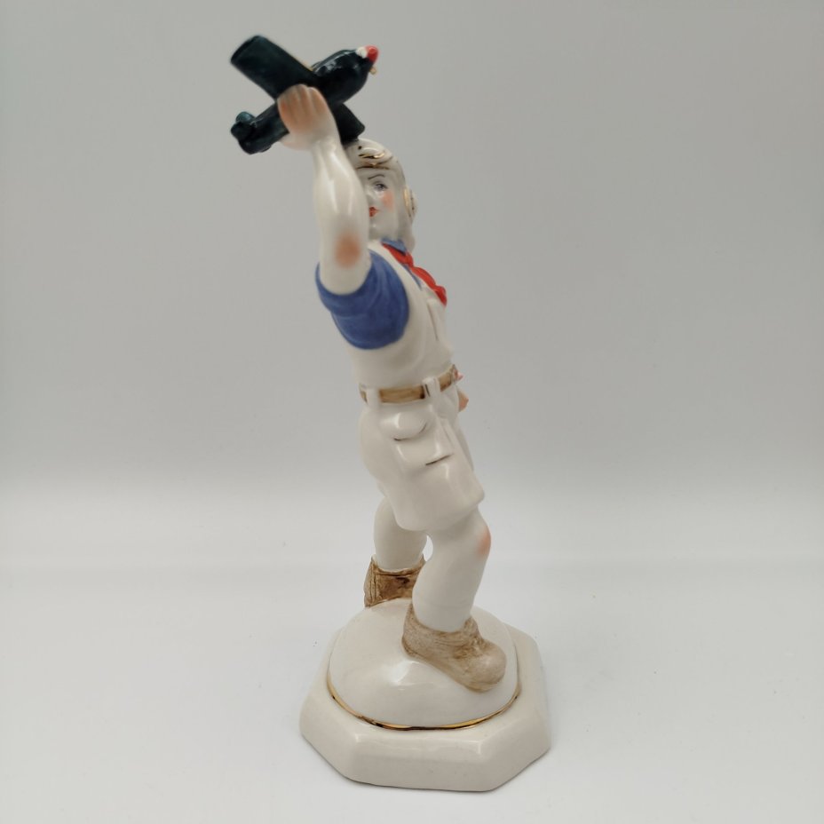 Статуэтка "Мечта", автор И. Макаренко, полуфарфор, роспись, золочение