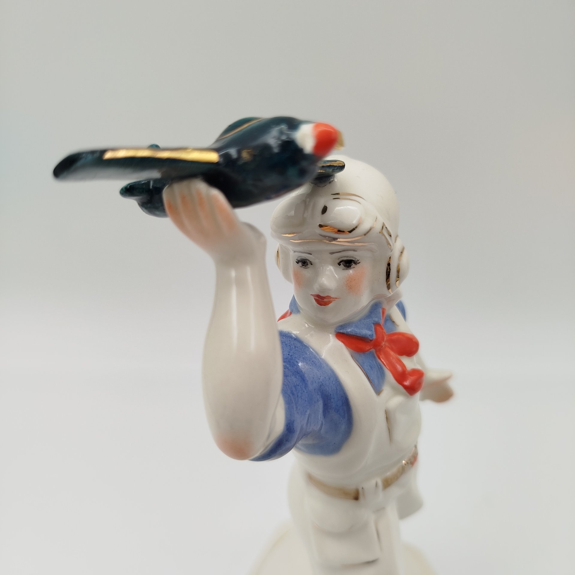 Статуэтка "Мечта", автор И. Макаренко, полуфарфор, роспись, золочение, СССР, 1970-1990 гг.