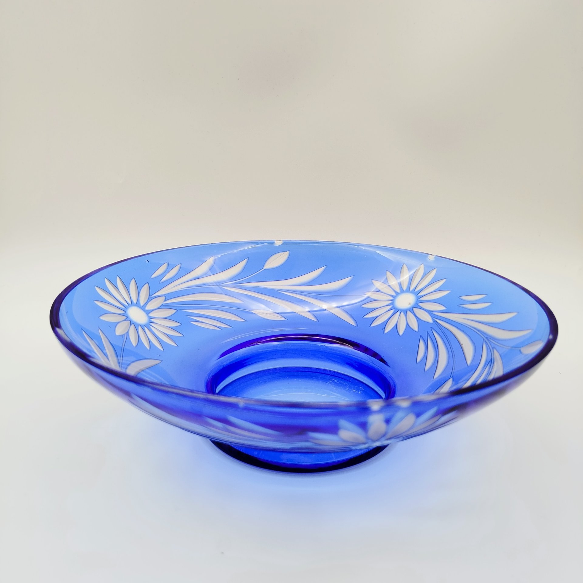 Фруктовница синего цвета с цветочным декором, цветное стекло, алмазная грань, СССР, 1960-1990 гг.