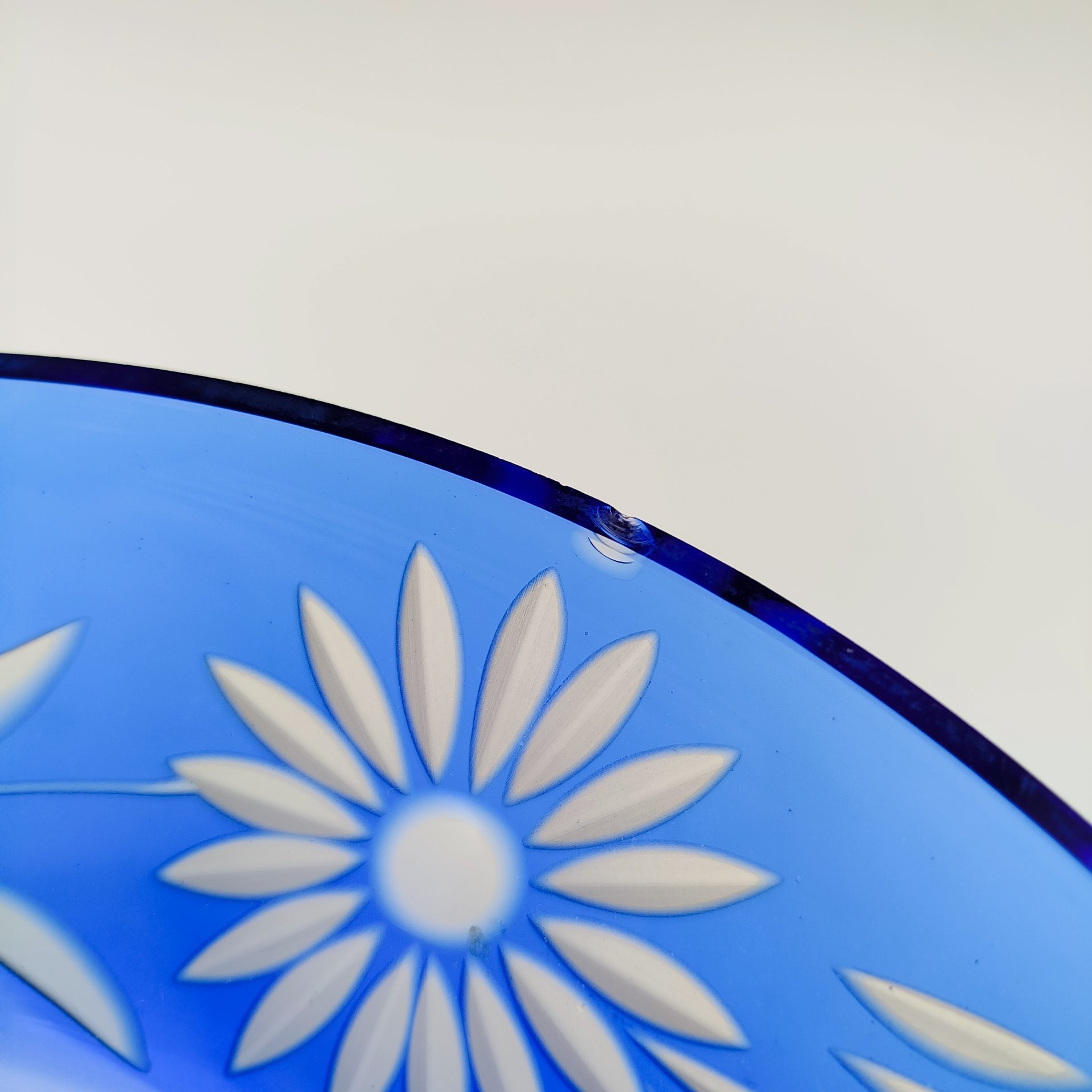 Фруктовница синего цвета с цветочным декором, цветное стекло, алмазная грань, СССР, 1960-1990 гг.