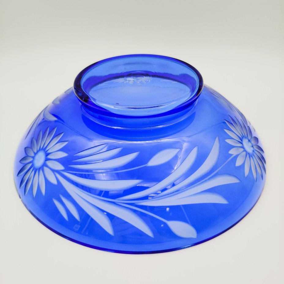 Фруктовница синего цвета с цветочным декором
