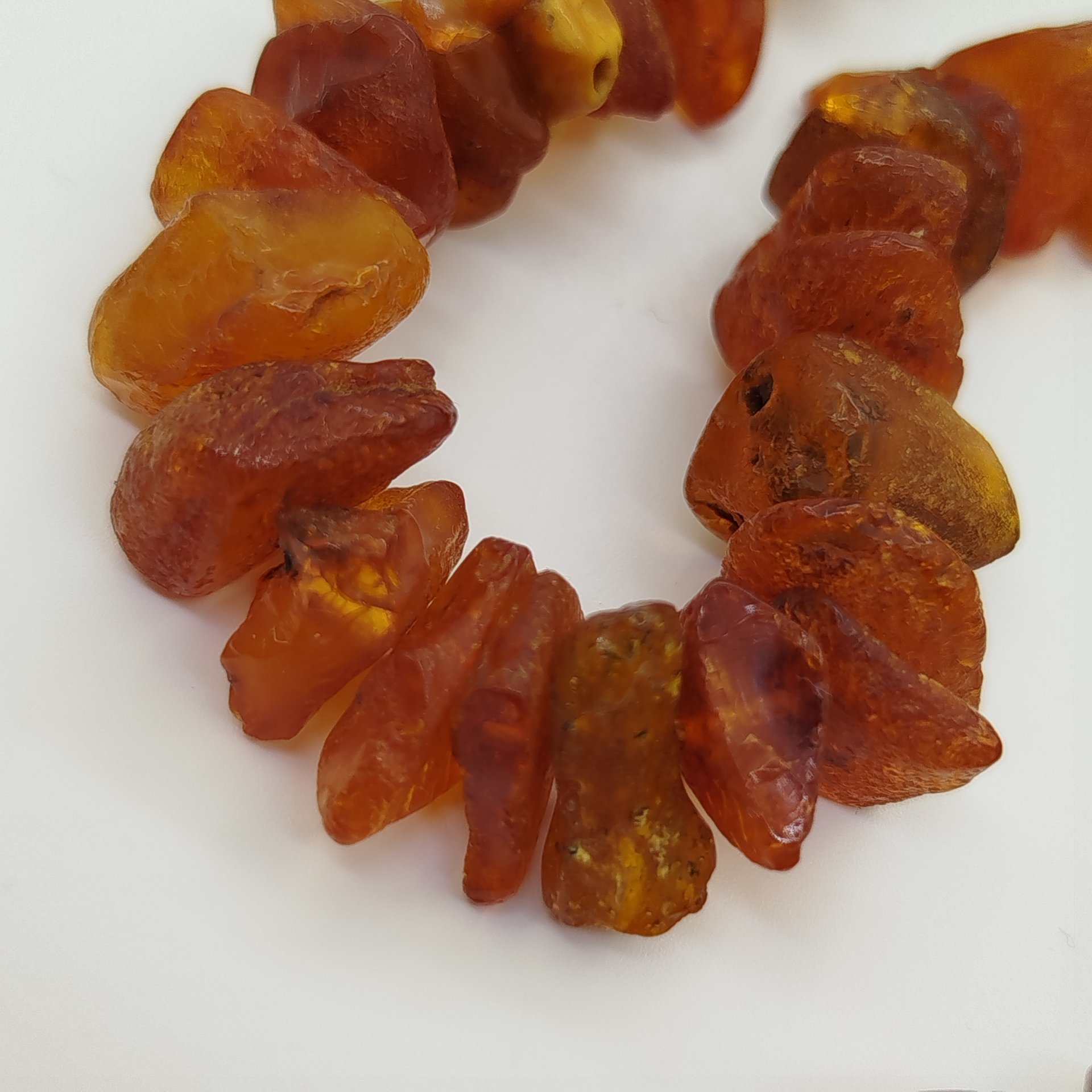 Бусы винтажные из необработанного янтаря с крупными бусинами различной формы медового цвета, янтарь, СССР, 1970-1990 гг.