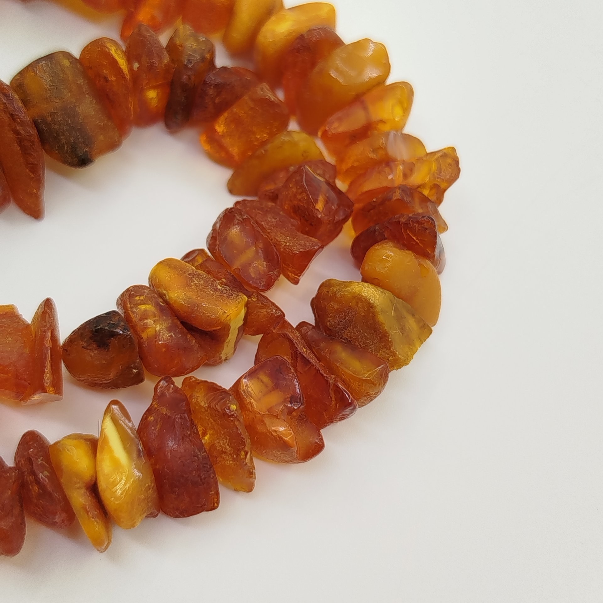 Бусы винтажные из необработанного янтаря с крупными бусинами различной формы медового цвета, янтарь, СССР, 1970-1990 гг.