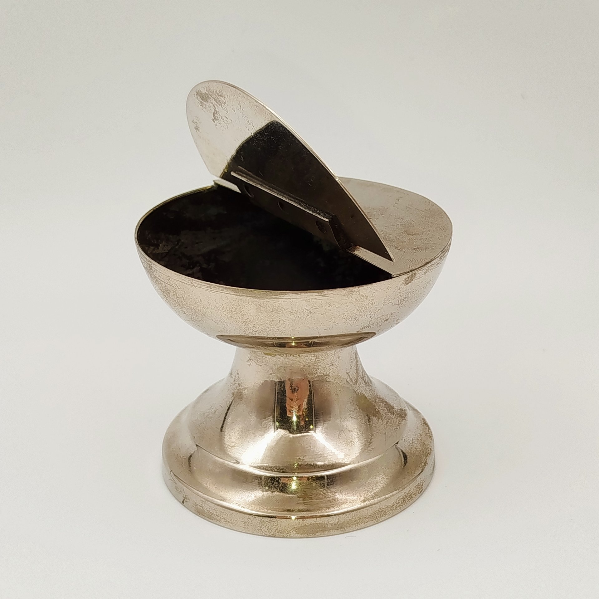 Пепельница с крышкой