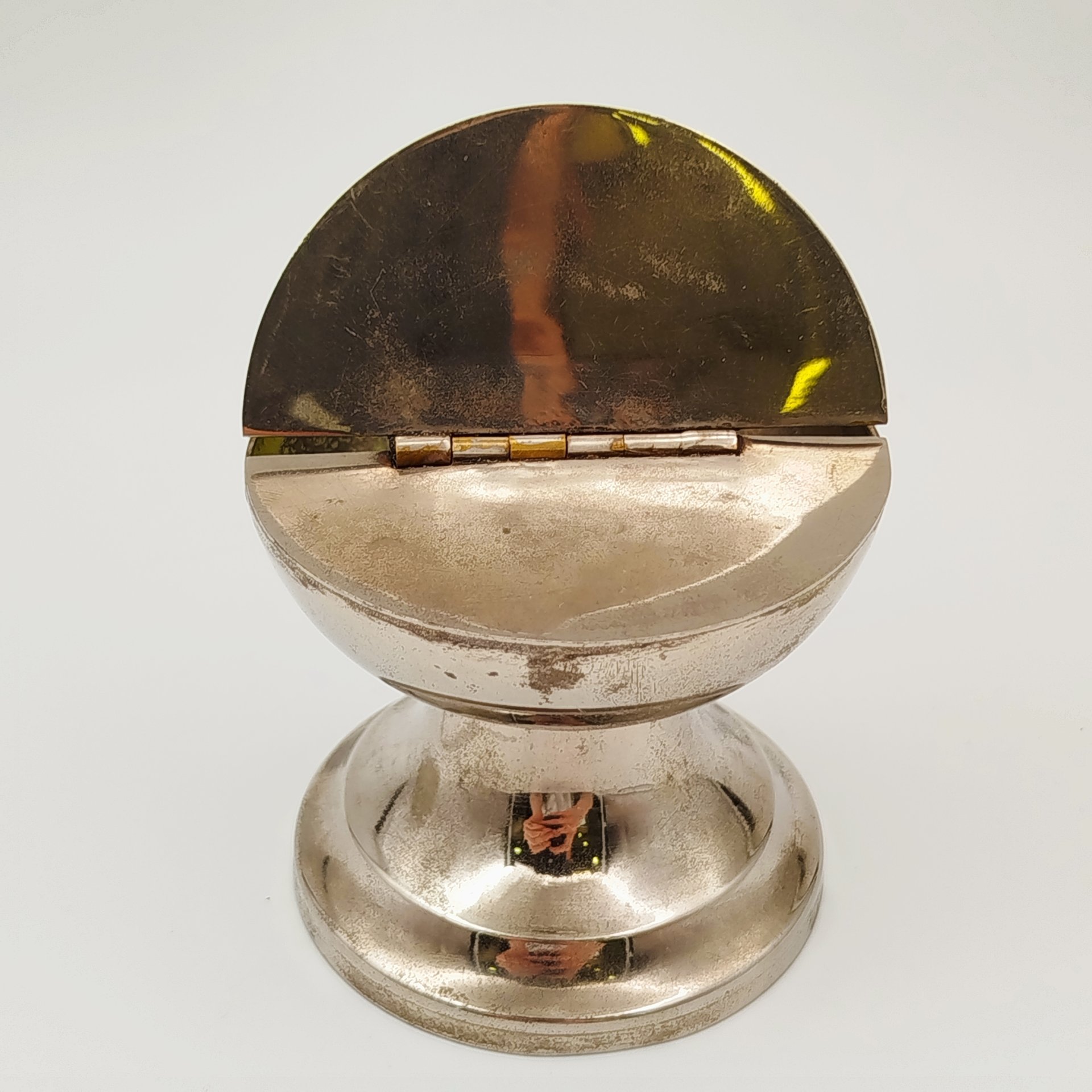 Пепельница с крышкой