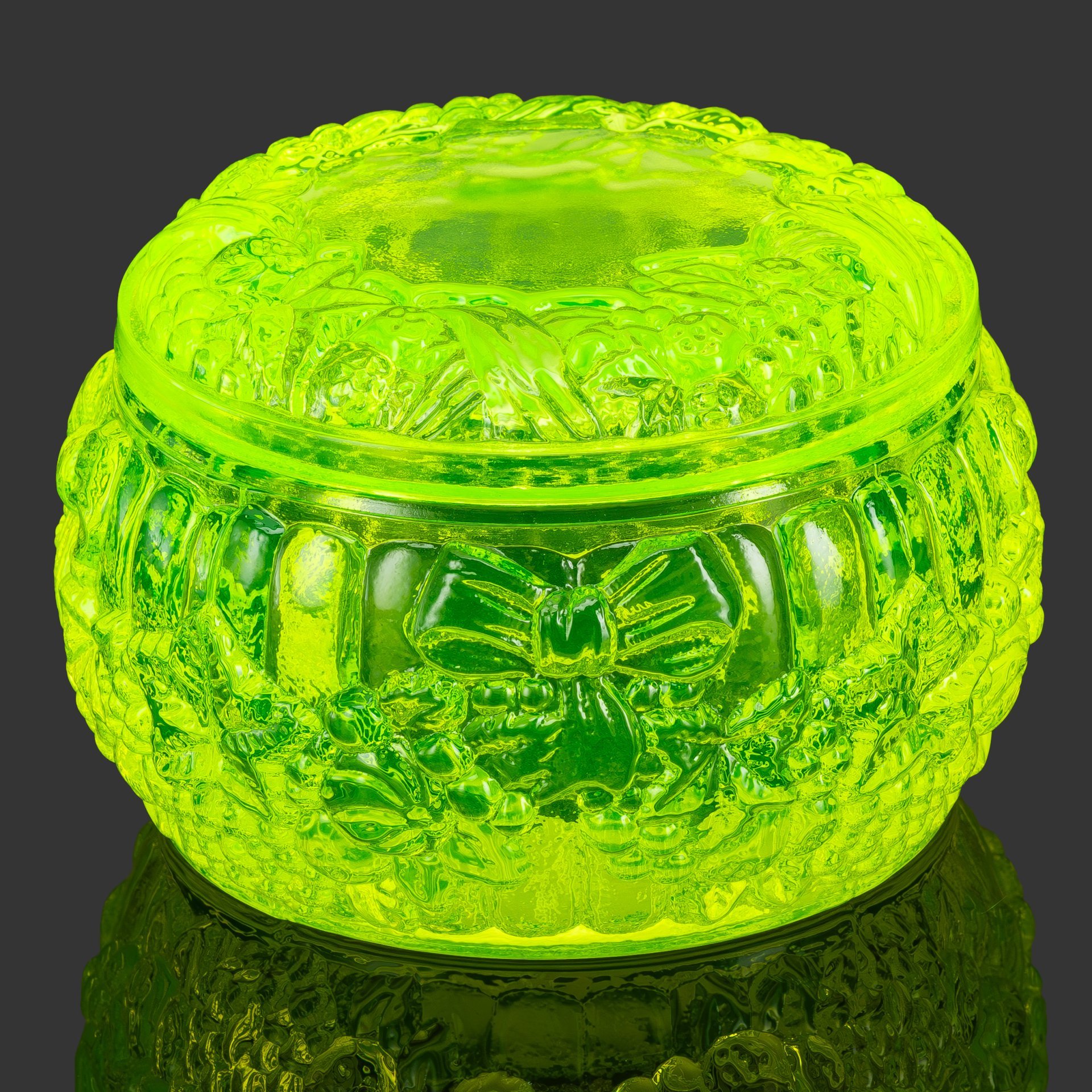 Шкатулка круглой формы в стиле Ар-деко "Фрукты", стекло, (урановое), пресс, Чехословакия, 1970-1990 гг.