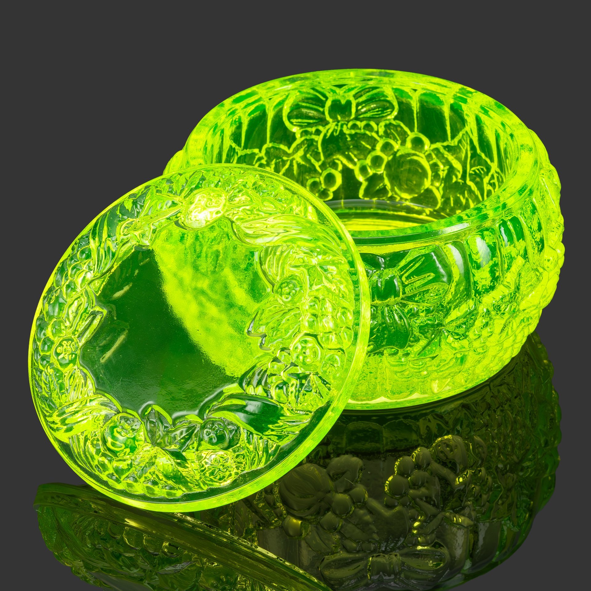 Шкатулка круглой формы в стиле Ар-деко "Фрукты", стекло, (урановое), пресс, Чехословакия, 1970-1990 гг.