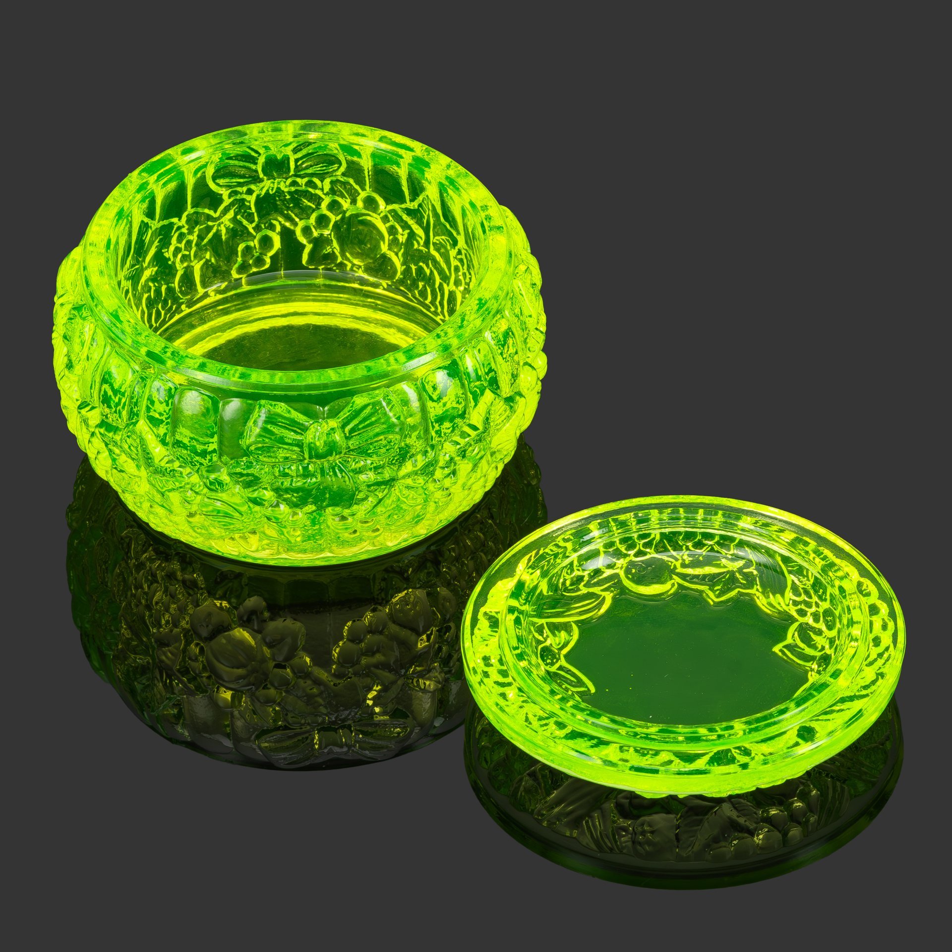 Шкатулка круглой формы в стиле Ар-деко "Фрукты", стекло, (урановое), пресс, Чехословакия, 1970-1990 гг.