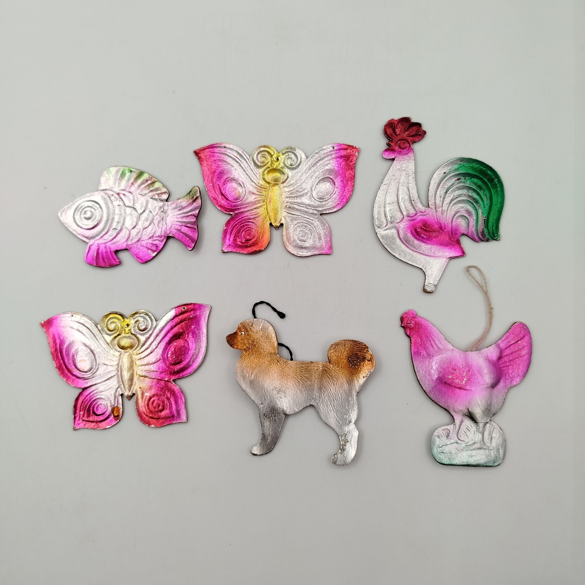 Набор из 6 подвесных ёлочных игрушек в виде различных животных (рыба, курица, петух, собака, 2 бабочки), картонаж, аэрография, СССР, 1950-1980 гг.