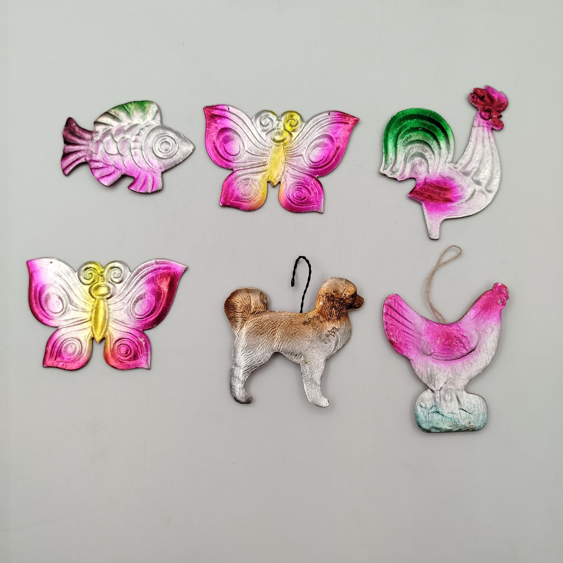 Набор из 6 подвесных ёлочных игрушек в виде различных животных (рыба, курица, петух, собака, 2 бабочки), картонаж, аэрография, СССР, 1950-1980 гг.