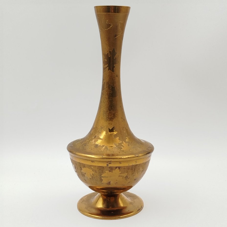 Ваза с декором в виде кленовых листьев, металл, Россия, 1980-2000 гг.