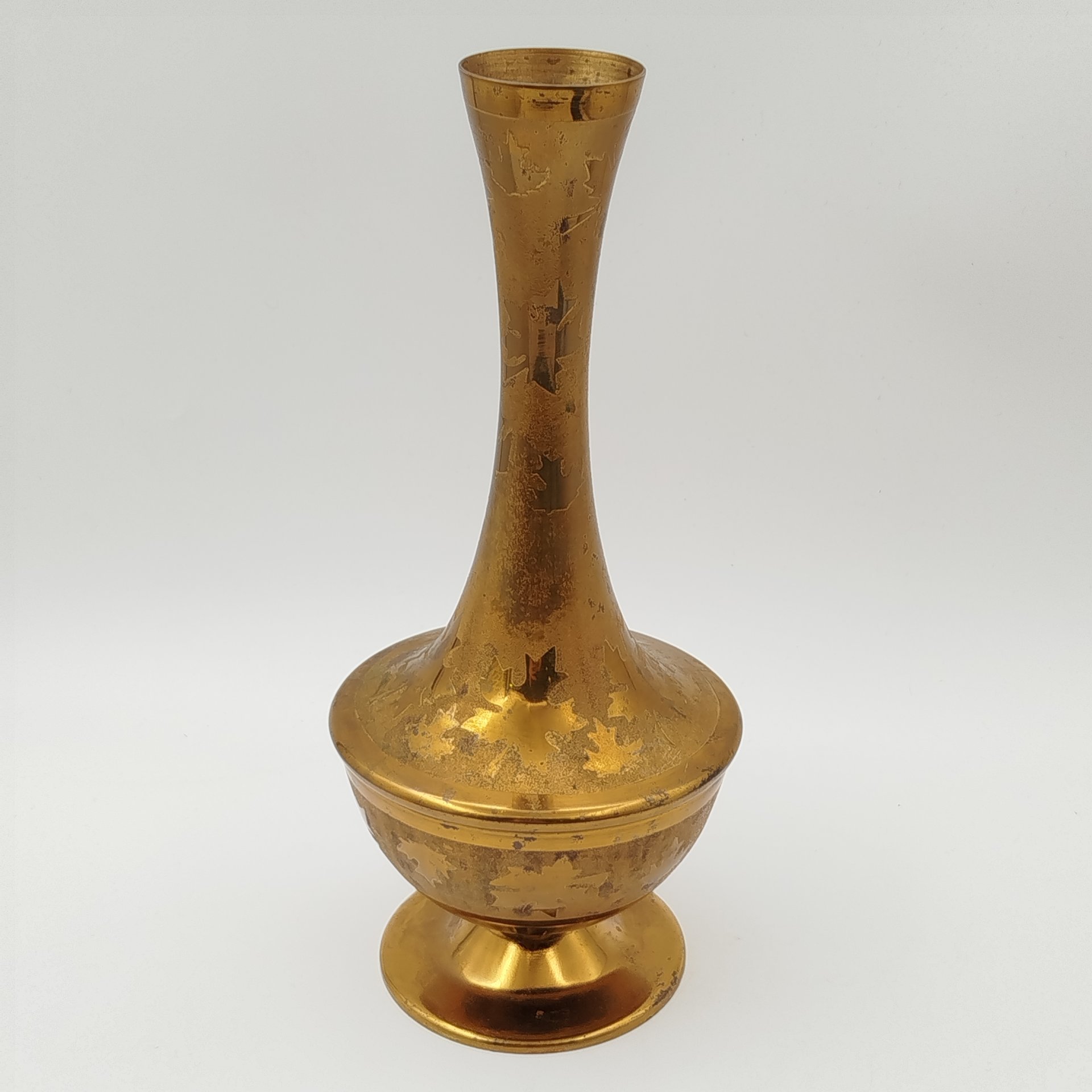 Ваза с декором в виде кленовых листьев, металл, Россия, 1980-2000 гг.