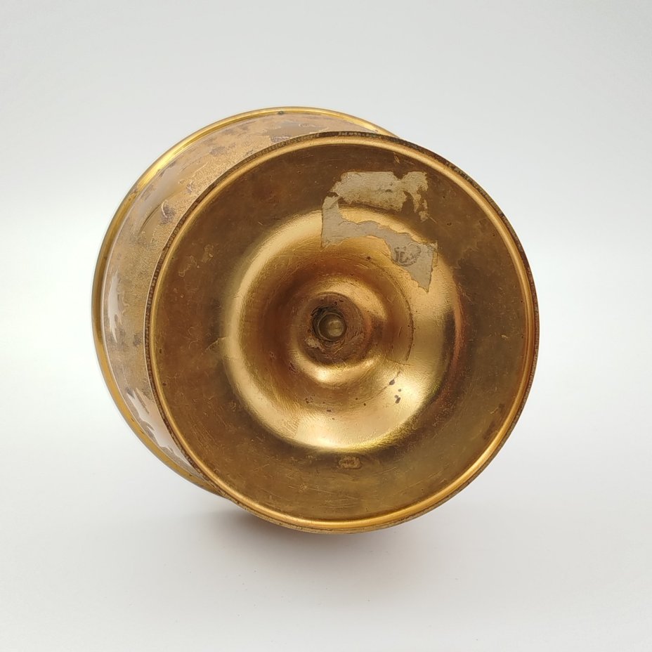 Ваза с декором в виде кленовых листьев