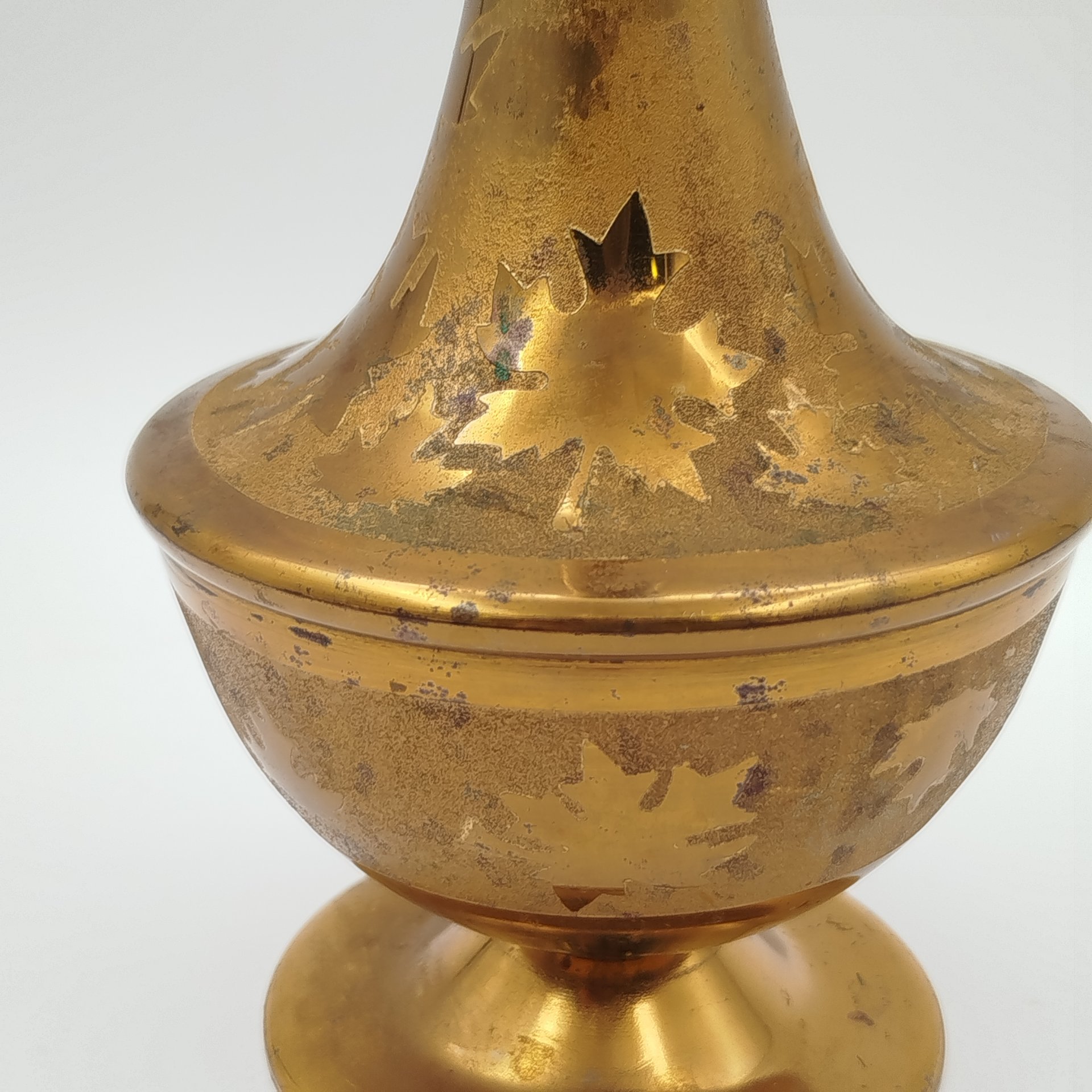 Ваза с декором в виде кленовых листьев, металл, Россия, 1980-2000 гг.