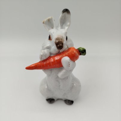 Статуэтка "Заяц с морковкой", скульптор Е.И. Чарушин, фарфор, роспись, Ленинградский фарфоровый завод (ЛФЗ), СССР, 1970-1990 гг.
