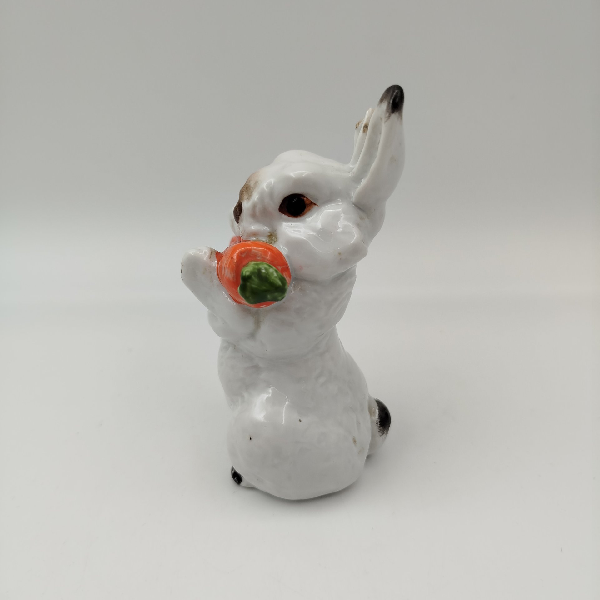 Статуэтка "Заяц с морковкой", скульптор Е.И. Чарушин, фарфор, роспись, Ленинградский фарфоровый завод (ЛФЗ), СССР, 1970-1990 гг.