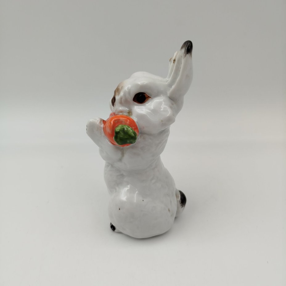 Статуэтка "Заяц с морковкой", скульптор Е.И. Чарушин, фарфор, роспись, Ленинградский фарфоровый завод (ЛФЗ), СССР, 1970-1990 гг.