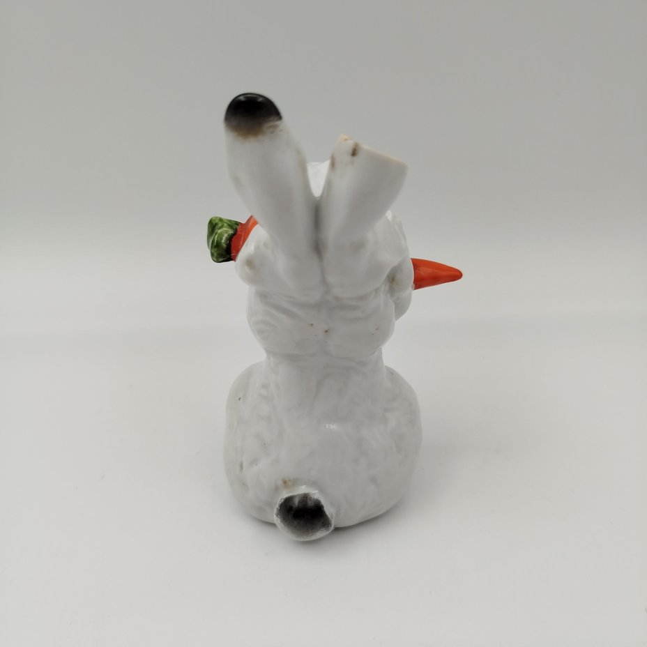 Статуэтка "Заяц с морковкой", скульптор Е.И. Чарушин, фарфор, роспись, Ленинградский фарфоровый завод (ЛФЗ), СССР, 1970-1990 гг.