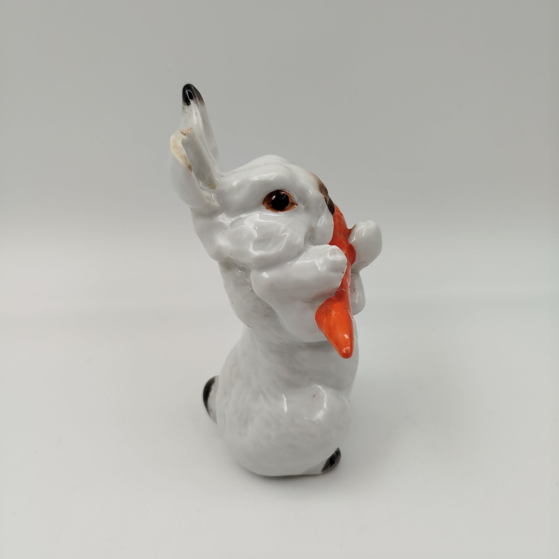 Статуэтка "Заяц с морковкой", скульптор Е.И. Чарушин, фарфор, роспись, Ленинградский фарфоровый завод (ЛФЗ), СССР, 1970-1990 гг.