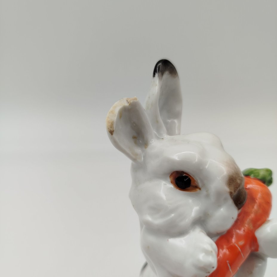 Статуэтка "Заяц с морковкой", скульптор Е.И. Чарушин, фарфор, роспись, Ленинградский фарфоровый завод (ЛФЗ), СССР, 1970-1990 гг.