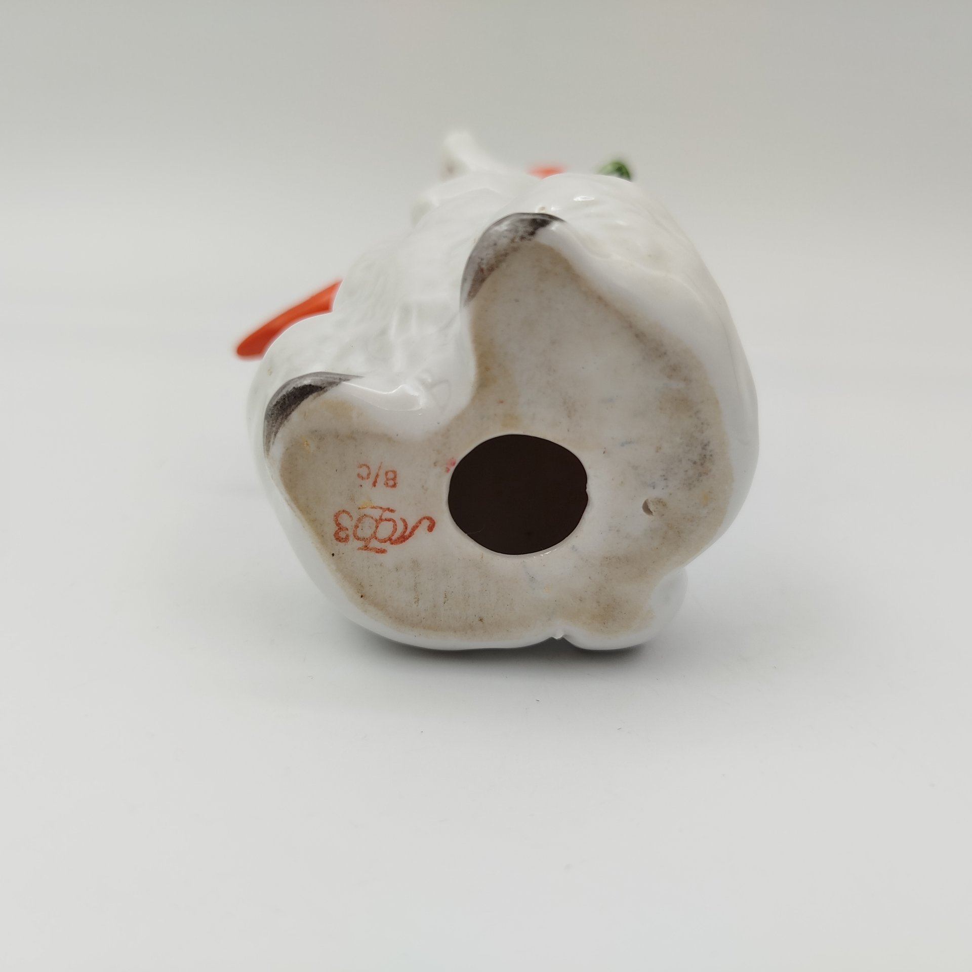 Статуэтка "Заяц с морковкой", скульптор Е.И. Чарушин, фарфор, роспись, Ленинградский фарфоровый завод (ЛФЗ), СССР, 1970-1990 гг.