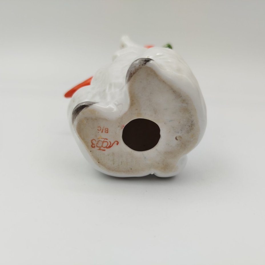 Статуэтка "Заяц с морковкой", скульптор Е.И. Чарушин, фарфор, роспись, Ленинградский фарфоровый завод (ЛФЗ), СССР, 1970-1990 гг.